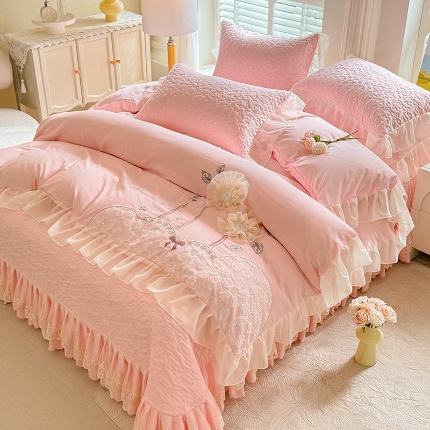 91家纺网 家纺一手货源 找家纺 （总）苏米娜2025春夏新品韩版公主风超柔水洗棉床盖四件套刺绣针织棉双层纱纯棉棉麻全棉公主风床盖款四件套