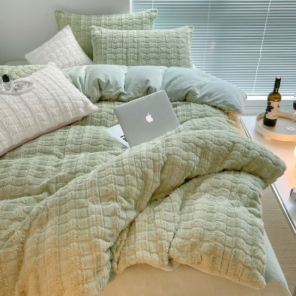 91家纺网 家纺一手货源 找家纺 总满座 2025直播爆款高端小方格320克獭兔毛绒立体剪花纯色牛奶绒四件套