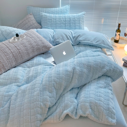 91家纺网 家纺一手货源 找家纺 总满座 2025直播爆款高端小方格320克獭兔毛绒立体剪花纯色牛奶绒四件套