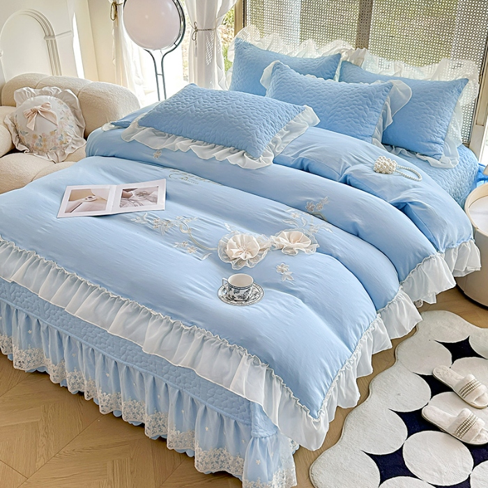 91家纺网 家纺一手货源 找家纺 2025韩版法式公主风水洗棉立体花绣花床盖款四件套蕾丝床盖款夏被四件套  玛奇朵—婴儿蓝 