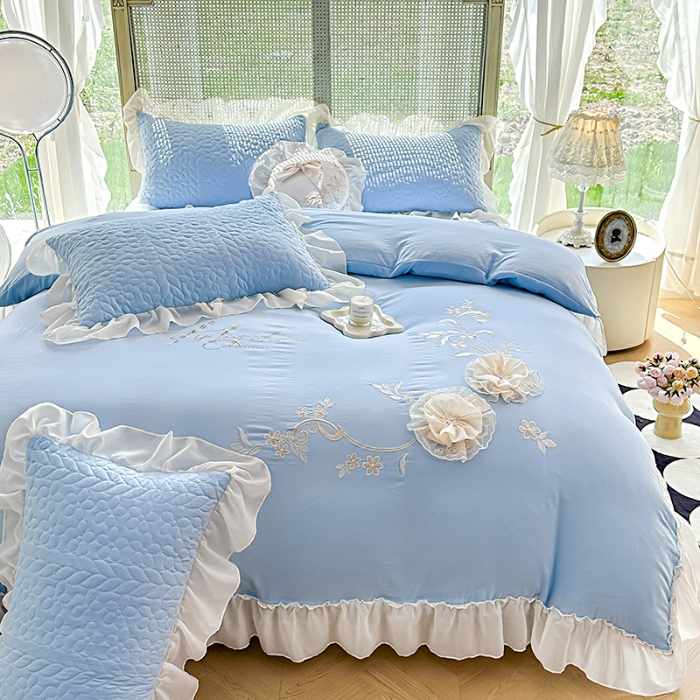 91家纺网 家纺一手货源 找家纺 2025韩版法式公主风水洗棉立体花绣花床盖款四件套蕾丝床盖款夏被四件套  玛奇朵—婴儿蓝 