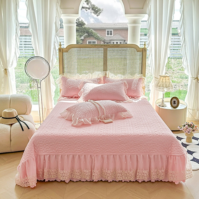 91家纺网 家纺一手货源 找家纺 2025韩版法式公主风水洗棉立体花绣花床盖款四件套蕾丝床盖款夏被四件套  玛奇朵—樱花粉