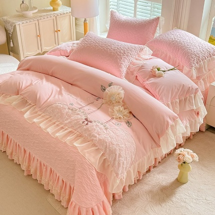 91家纺网 家纺一手货源 找家纺 苏米娜2025春夏新品韩版公主风超柔水洗棉床盖四件套刺绣针织棉双层纱纯棉棉麻全棉公主风床盖款四件套