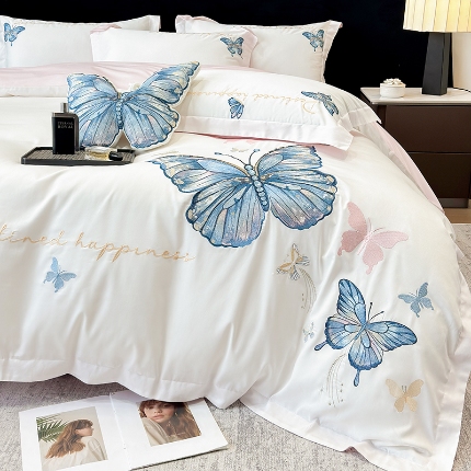 91家纺网 家纺一手货源 找家纺 春夏新款50*50S贡缎长绒棉刺绣四件套纯棉床单床笠高档礼盒装 白拼粉-绮梦蝶-贡缎长绒棉