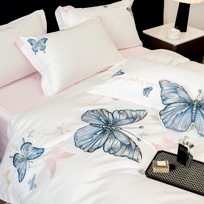 91家纺网 家纺一手货源 找家纺 春夏新款50*50S贡缎长绒棉刺绣四件套纯棉床单床笠高档礼盒装 白拼粉-绮梦蝶-贡缎长绒棉