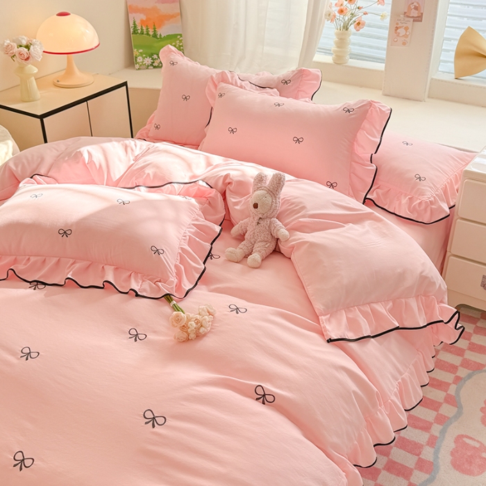 91家纺网 家纺一手货源 找家纺 苏米娜家纺水洗棉蝴蝶结绣花四件套针织双层纱泡泡棉水洗棉全棉麻纯棉小香风床裙款四件套床盖款 蝶儿飞飞-樱花粉