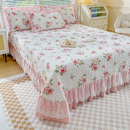 91家纺网 家纺一手货源 找家纺 （总）佰诗特 2025A类双层纱水洗棉麻床盖四件套 夹棉印花花边床盖三件套加厚床裙