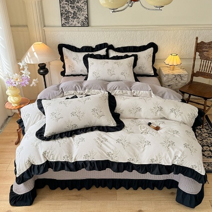 91家纺网 家纺一手货源 找家纺 （总）苏米娜家纺2025春夏新款韩版复古花边A类有氧针织双层纱床盖款四件套赫本风小竺棉泡泡棉床盖款四件套