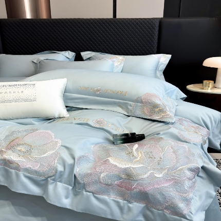 91家纺网 家纺一手货源 找家纺 （总）星蕴家纺 2025新款新疆贡缎全棉刺绣四件套-黛尔【高档礼盒包装】