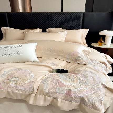 91家纺网 家纺一手货源 找家纺 （总）星蕴家纺 2025新款新疆贡缎全棉刺绣四件套-黛尔【高档礼盒包装】