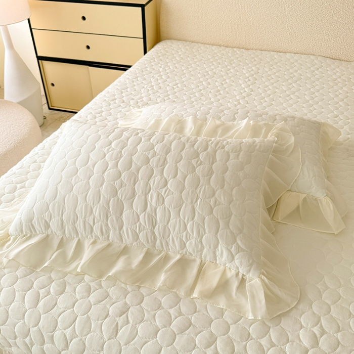 91家纺网 家纺一手货源 找家纺 2025韩版法式公主风水洗棉立体花绣花床盖款四件套蕾丝床盖款夏被四件套  法派甜心-奶昔白  