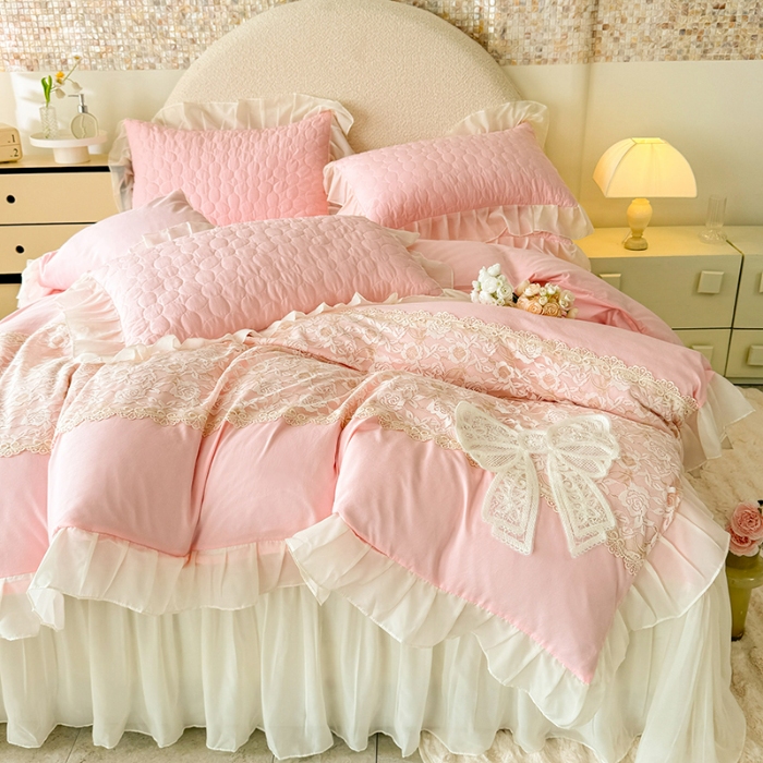 91家纺网 家纺一手货源 找家纺 2025韩版法式公主风水洗棉立体花绣花床盖款四件套蕾丝床盖款夏被四件套  法派甜心—樱花粉 