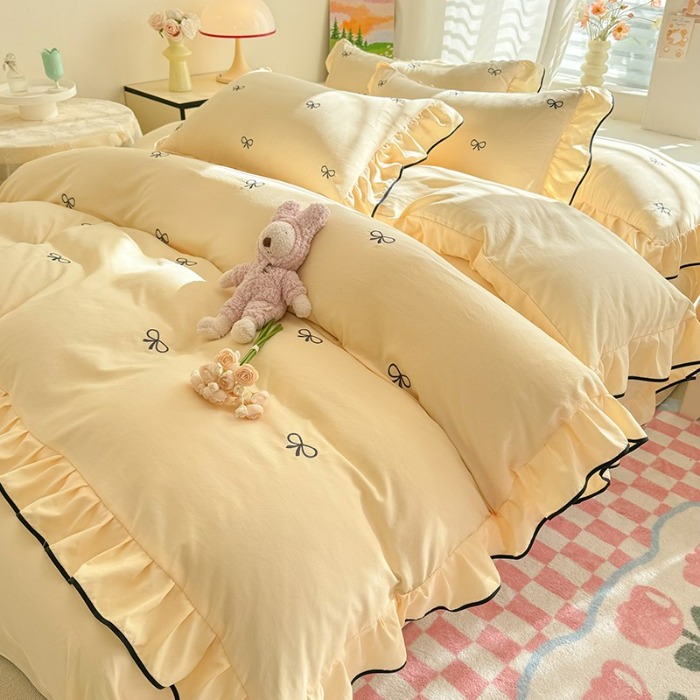 91家纺网 家纺一手货源 找家纺 漫步云家纺2025春夏新品韩版花边超柔水洗棉四件套蝴蝶结刺绣全棉磨毛水洗棉麻双层纱色织水洗棉四件套 蝶儿飞飞—嫩黄  