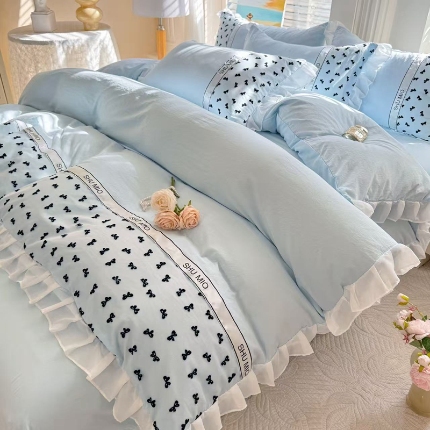 91家纺网 家纺一手货源 找家纺 （总）舒咪欧2025小清新公主风水洗棉四件套床裙款印花蕾丝花边小蝴蝶四件套
