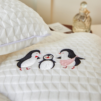 91家纺网 家纺一手货源 找家纺 （总）2025新款 全棉亲子羽丝绒定位枕芯 儿童枕头学生护颈按摩枕芯