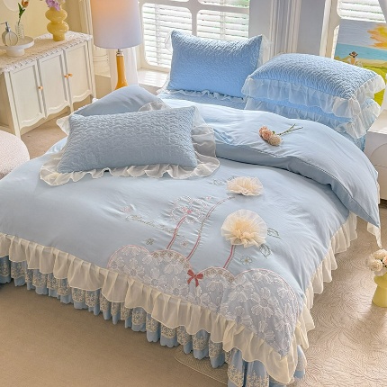 91家纺网 家纺一手货源 找家纺 2025春夏新品韩版公主风超柔水洗棉床盖四件套刺绣针织棉双层纱纯棉棉麻全棉公主风床盖款四件套  秘密花园—嫩黄 