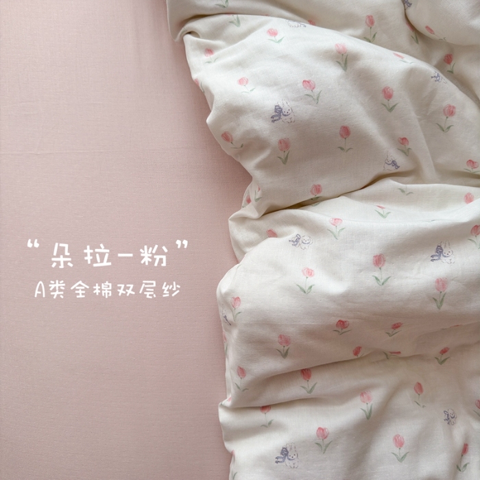 91家纺网 家纺一手货源 找家纺 亿梵家居 2025新款A类母婴级有氧全棉纯棉双层纱纯棉印花四件套-床拍图 朵拉-粉