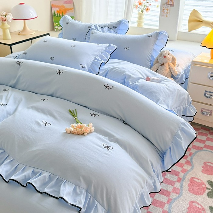 91家纺网 家纺一手货源 找家纺 苏米娜2025春夏新品韩版超柔水洗棉蝴蝶结刺绣针织棉双层纱纯棉棉麻全棉小香风公主风床裙款四件套 蝶儿飞飞—婴儿蓝