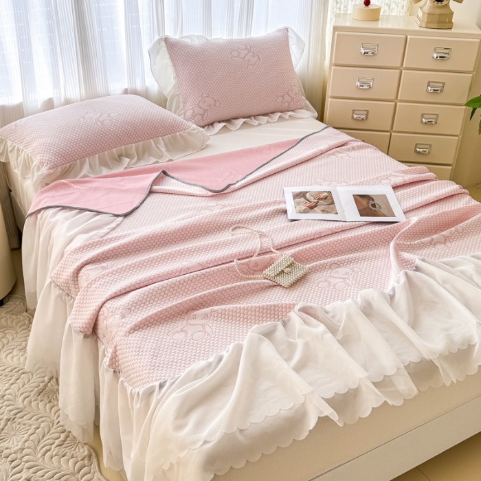 91家纺网 家纺一手货源 找家纺 小萌虎 2025新款A类冰块熊豆豆凉席床裙款 冰块熊-粉