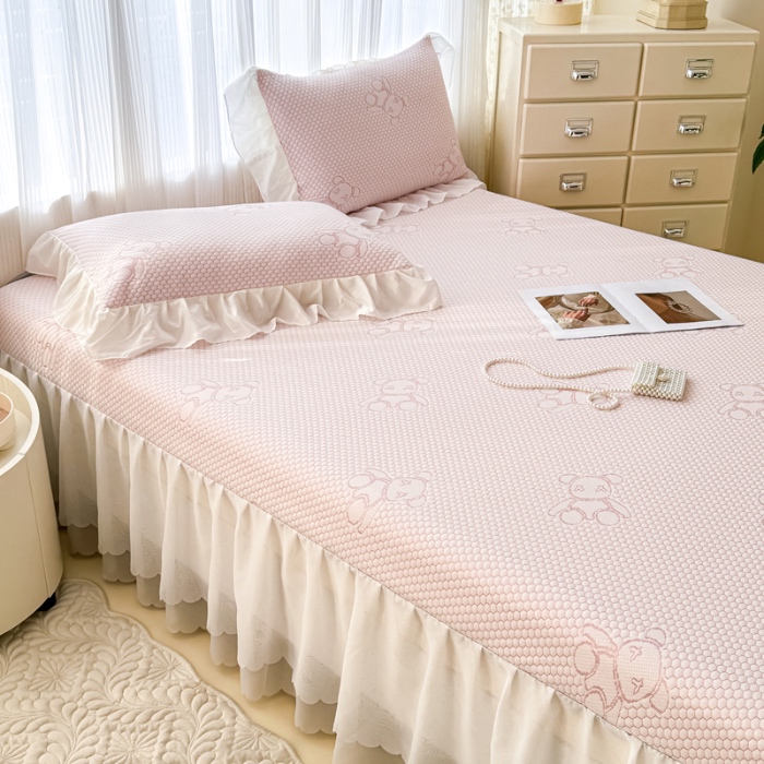 91家纺网 家纺一手货源 找家纺 小萌虎 2025新款A类冰块熊豆豆凉席床裙款 冰块熊-粉