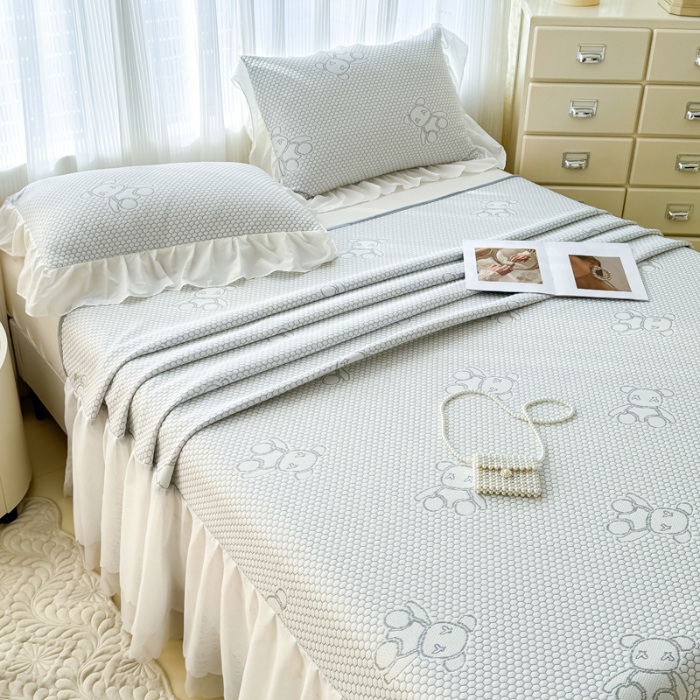 91家纺网 家纺一手货源 找家纺 小萌虎 2025新款A类冰块熊豆豆凉席床裙款 冰块熊-灰