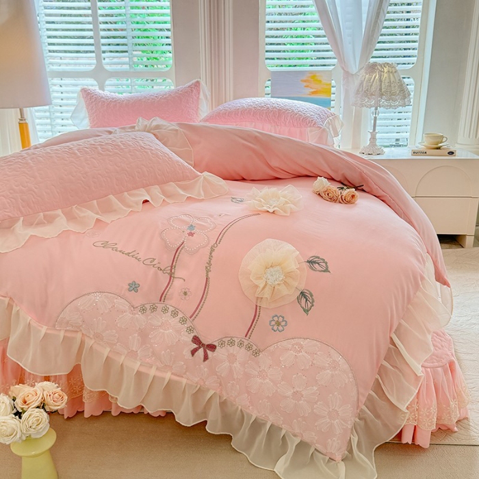 91家纺网 家纺一手货源 找家纺 漫布云2025春夏新款韩版甜美公主风水洗棉立体花床盖款四件套蕾丝刺绣花边被套有氧针织双层纱夹棉床裙款四件套纯棉麻小清新床盖款四件套 a秘密花园--樱花粉