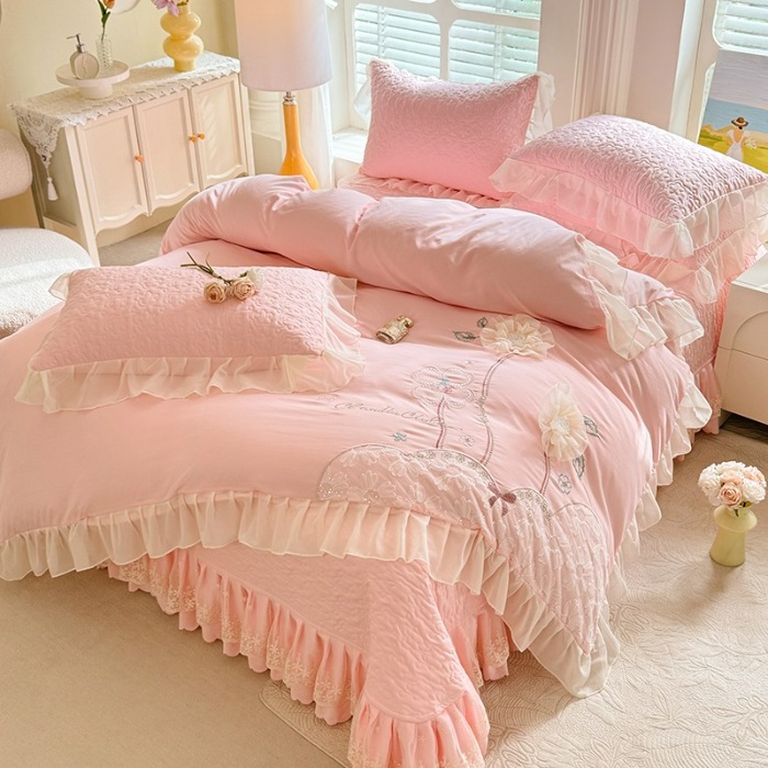 91家纺网 家纺一手货源 找家纺 漫布云2025春夏新款韩版甜美公主风水洗棉立体花床盖款四件套蕾丝刺绣花边被套有氧针织双层纱夹棉床裙款四件套纯棉麻小清新床盖款四件套 a秘密花园--樱花粉