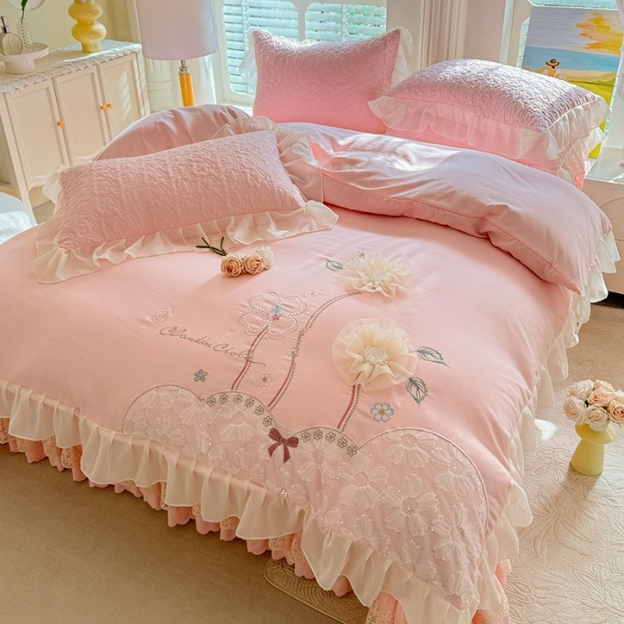 91家纺网 家纺一手货源 找家纺 漫布云2025春夏新款韩版甜美公主风水洗棉立体花床盖款四件套蕾丝刺绣花边被套有氧针织双层纱夹棉床裙款四件套纯棉麻小清新床盖款四件套 a秘密花园--樱花粉