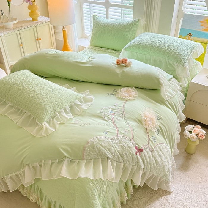 91家纺网 家纺一手货源 找家纺 漫布云2025春夏新款韩版甜美公主风水洗棉立体花床盖款四件套蕾丝刺绣花边被套有氧针织双层纱夹棉床裙款四件套纯棉麻小清新床盖款四件套 秘密花园--薄荷绿