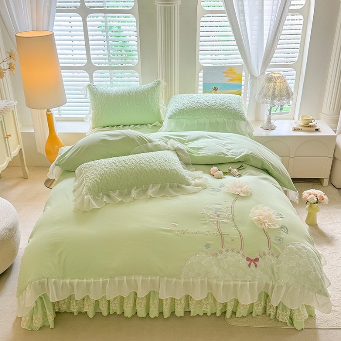 91家纺网 家纺一手货源 找家纺 漫布云2025春夏新款韩版甜美公主风水洗棉立体花床盖款四件套蕾丝刺绣花边被套有氧针织双层纱夹棉床裙款四件套纯棉麻小清新床盖款四件套 秘密花园--薄荷绿