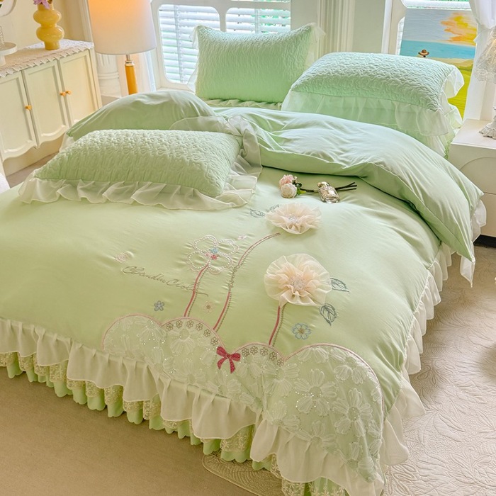 91家纺网 家纺一手货源 找家纺 漫布云2025春夏新款韩版甜美公主风水洗棉立体花床盖款四件套蕾丝刺绣花边被套有氧针织双层纱夹棉床裙款四件套纯棉麻小清新床盖款四件套 秘密花园--薄荷绿