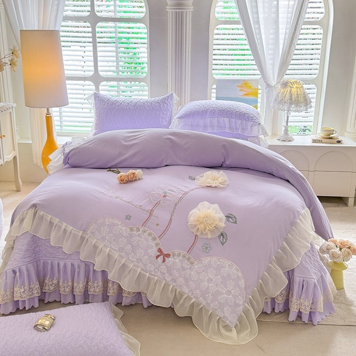 91家纺网 家纺一手货源 找家纺 漫布云2025春夏新款韩版甜美公主风水洗棉立体花床盖款四件套蕾丝刺绣花边被套有氧针织双层纱夹棉床裙款四件套纯棉麻小清新床盖款四件套 秘密花园--梦幻紫