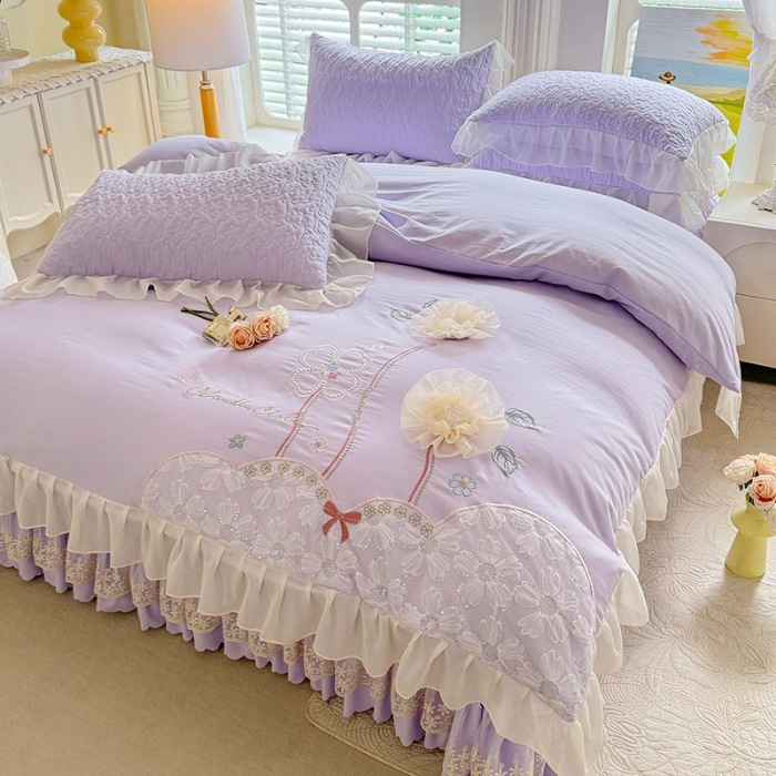 91家纺网 家纺一手货源 找家纺 漫布云2025春夏新款韩版甜美公主风水洗棉立体花床盖款四件套蕾丝刺绣花边被套有氧针织双层纱夹棉床裙款四件套纯棉麻小清新床盖款四件套 秘密花园--梦幻紫