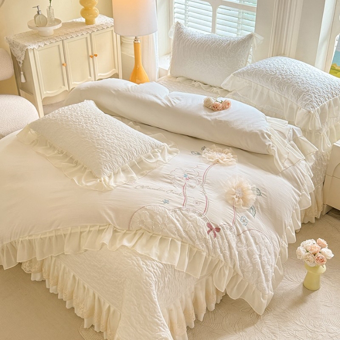 91家纺网 家纺一手货源 找家纺 漫布云2025春夏新款韩版甜美公主风水洗棉立体花床盖款四件套蕾丝刺绣花边被套有氧针织双层纱夹棉床裙款四件套纯棉麻小清新床盖款四件套 秘密花园--奶昔白