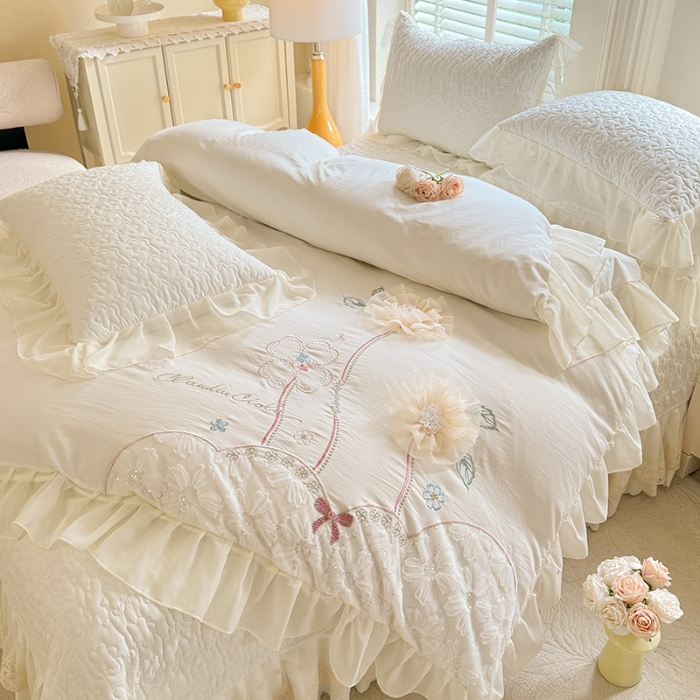 91家纺网 家纺一手货源 找家纺 漫布云2025春夏新款韩版甜美公主风水洗棉立体花床盖款四件套蕾丝刺绣花边被套有氧针织双层纱夹棉床裙款四件套纯棉麻小清新床盖款四件套 秘密花园--奶昔白