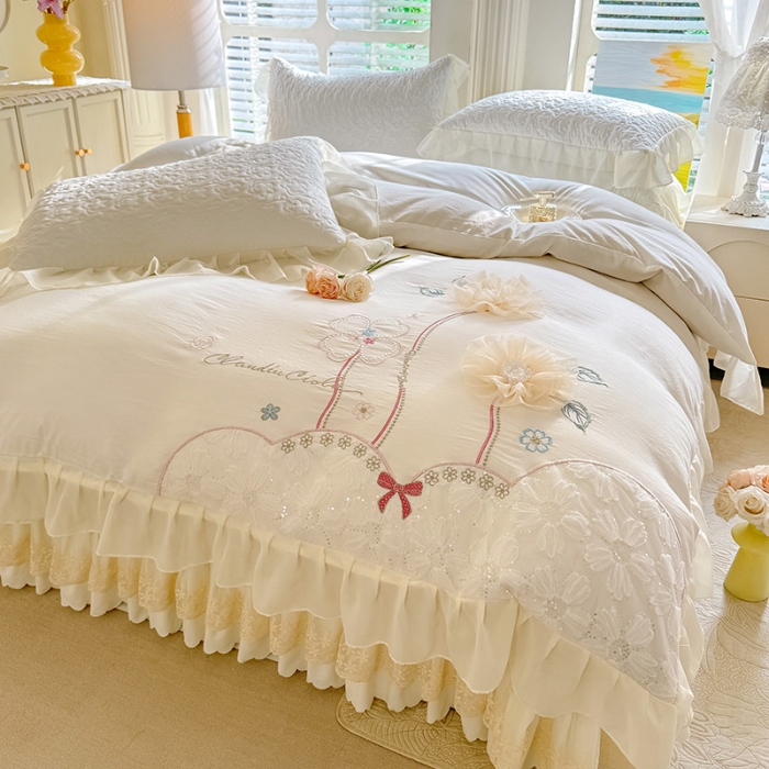 91家纺网 家纺一手货源 找家纺 漫布云2025春夏新款韩版甜美公主风水洗棉立体花床盖款四件套蕾丝刺绣花边被套有氧针织双层纱夹棉床裙款四件套纯棉麻小清新床盖款四件套 秘密花园--奶昔白