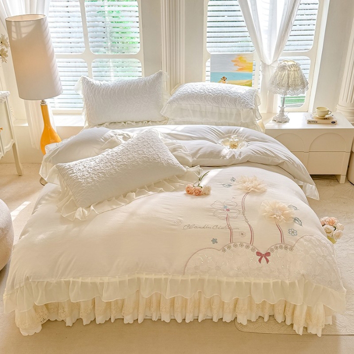 91家纺网 家纺一手货源 找家纺 漫布云2025春夏新款韩版甜美公主风水洗棉立体花床盖款四件套蕾丝刺绣花边被套有氧针织双层纱夹棉床裙款四件套纯棉麻小清新床盖款四件套 秘密花园--奶昔白