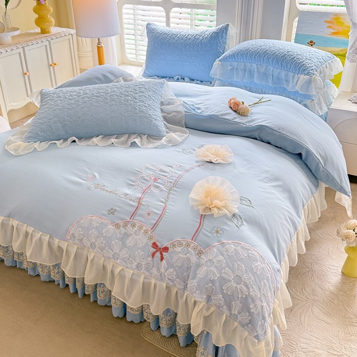 91家纺网 家纺一手货源 找家纺 漫布云2025春夏新款韩版甜美公主风水洗棉立体花床盖款四件套蕾丝刺绣花边被套有氧针织双层纱夹棉床裙款四件套纯棉麻小清新床盖款四件套 秘密花园--婴儿蓝