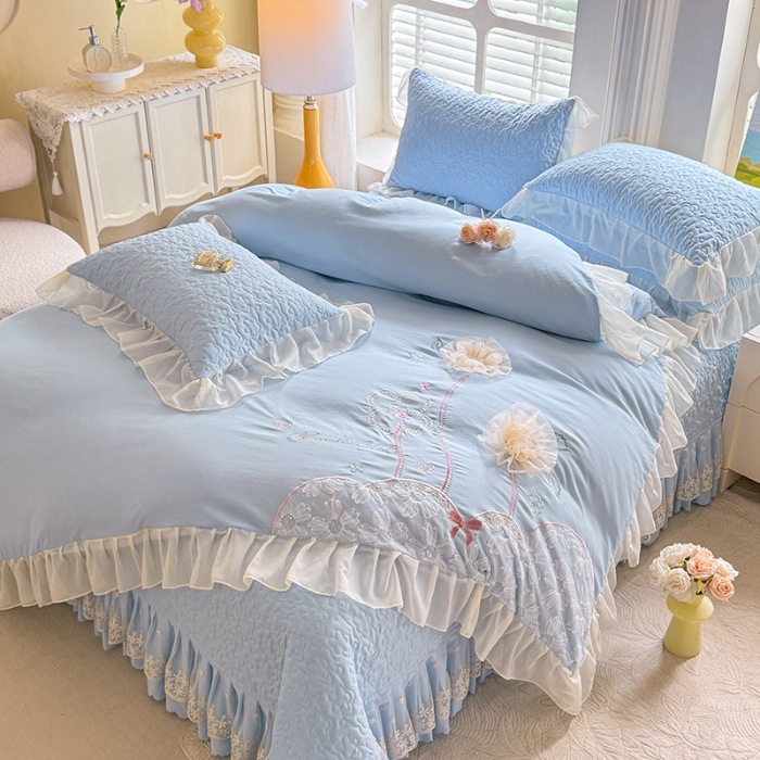 91家纺网 家纺一手货源 找家纺 漫布云2025春夏新款韩版甜美公主风水洗棉立体花床盖款四件套蕾丝刺绣花边被套有氧针织双层纱夹棉床裙款四件套纯棉麻小清新床盖款四件套 秘密花园--婴儿蓝
