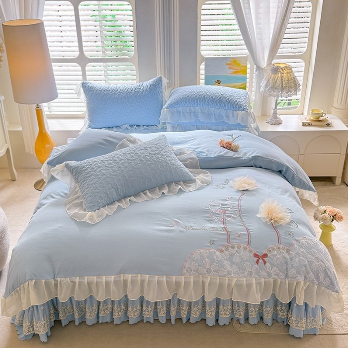 91家纺网 家纺一手货源 找家纺 漫布云2025春夏新款韩版甜美公主风水洗棉立体花床盖款四件套蕾丝刺绣花边被套有氧针织双层纱夹棉床裙款四件套纯棉麻小清新床盖款四件套 秘密花园--婴儿蓝