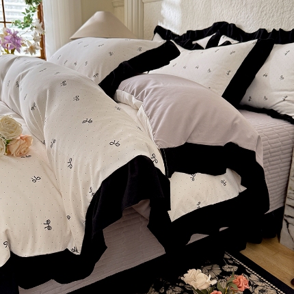 91家纺网 家纺一手货源 找家纺 （总）苏米娜家纺2025春夏新款韩版复古花边A类有氧针织双层纱床盖款四件套赫本风小竺棉泡泡棉床盖款四件套