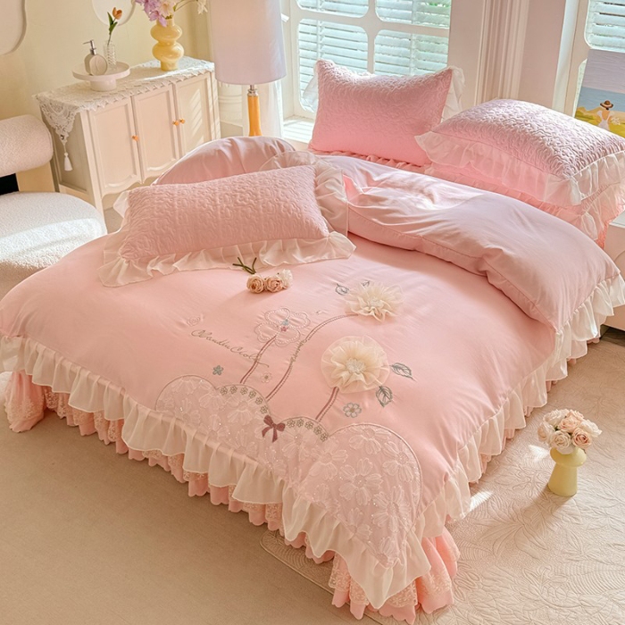 91家纺网 家纺一手货源 找家纺 苏米娜2025春夏新品韩版甜美公主风超柔水洗棉床盖四件套刺绣针织棉双层纱纯棉棉麻全棉公主风床盖款四件套 秘密花园-樱花粉