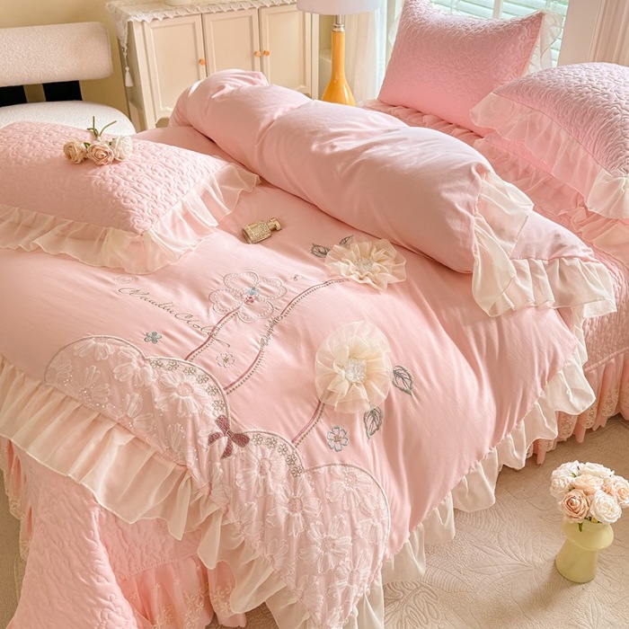 91家纺网 家纺一手货源 找家纺 苏米娜2025春夏新品韩版甜美公主风超柔水洗棉床盖四件套刺绣针织棉双层纱纯棉棉麻全棉公主风床盖款四件套 秘密花园-樱花粉