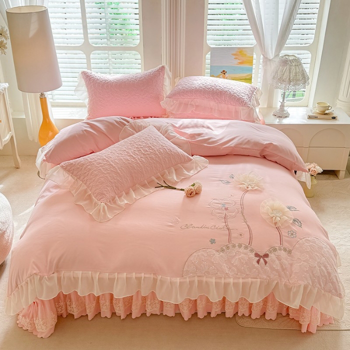 91家纺网 家纺一手货源 找家纺 苏米娜2025春夏新品韩版甜美公主风超柔水洗棉床盖四件套刺绣针织棉双层纱纯棉棉麻全棉公主风床盖款四件套 秘密花园-樱花粉