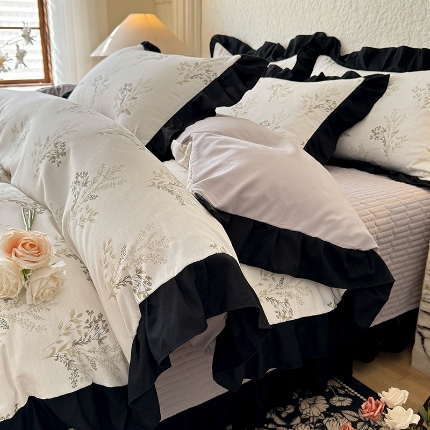 91家纺网 家纺一手货源 找家纺 （总）苏米娜家纺2025春夏直播爆款赫本风软糯水洗棉印花花边床盖床裙三件套四件套A类母婴级针织双层纱黑边床盖款四件套