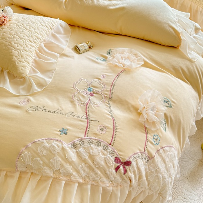 91家纺网 家纺一手货源 找家纺 苏米娜家纺2025小清新公主风水洗棉四件套床裙款韩版蕾丝花边夹棉床盖款四件套甜美少女心床套四件套 秘密花园--嫩黄