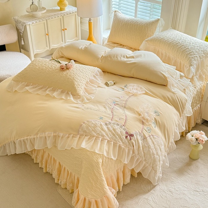 91家纺网 家纺一手货源 找家纺 苏米娜家纺2025小清新公主风水洗棉四件套床裙款韩版蕾丝花边夹棉床盖款四件套甜美少女心床套四件套 秘密花园--嫩黄