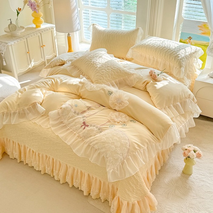 91家纺网 家纺一手货源 找家纺 苏米娜家纺2025小清新公主风水洗棉四件套床裙款韩版蕾丝花边夹棉床盖款四件套甜美少女心床套四件套 秘密花园--嫩黄