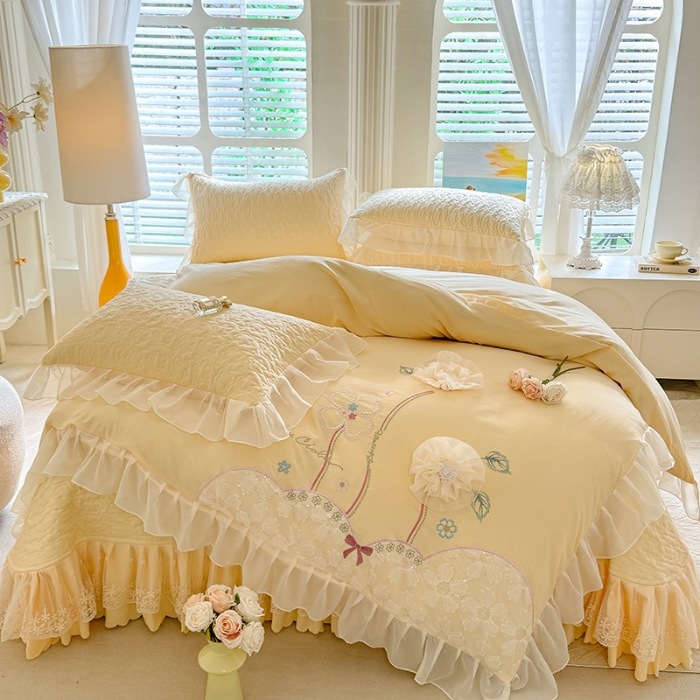 91家纺网 家纺一手货源 找家纺 苏米娜家纺2025小清新公主风水洗棉四件套床裙款韩版蕾丝花边夹棉床盖款四件套甜美少女心床套四件套 秘密花园--嫩黄