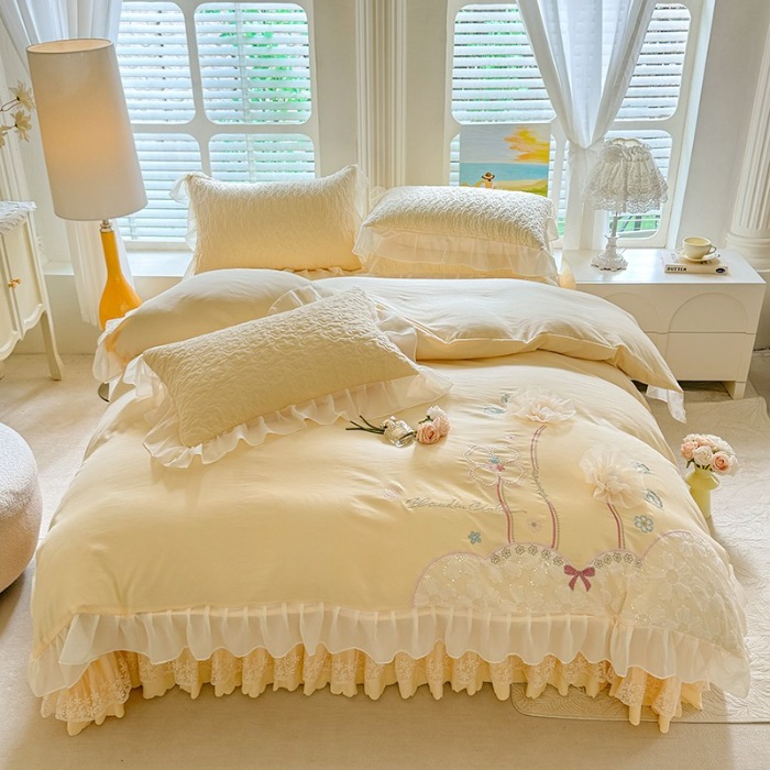 91家纺网 家纺一手货源 找家纺 苏米娜家纺2025小清新公主风水洗棉四件套床裙款韩版蕾丝花边夹棉床盖款四件套甜美少女心床套四件套 秘密花园--嫩黄